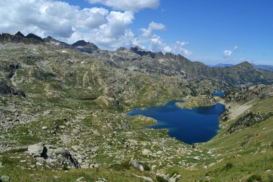 Krajinu zdobí desítky jezer a jezírek, Aigüestortes