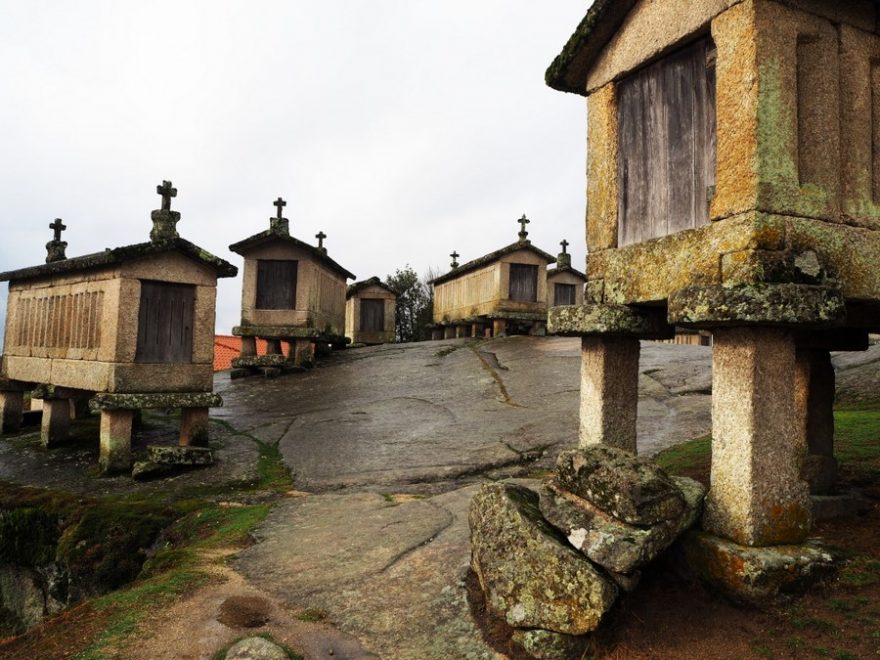 Kamenné sýpky espigueiros se stavěly většinou na suchém, vyvýšeném místě, odkud rychle odtékala voda, Peneda-Gerés