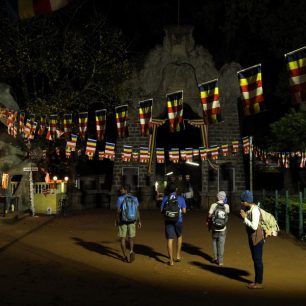 Srílančané rozjímají a modlí se, dokud púdža trvá