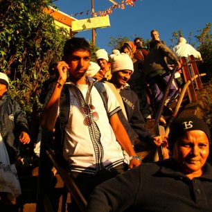 Poutníci v klidu a radosti odchází dolů