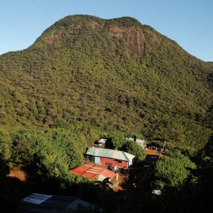 První písemná zmínka o výstupu na Adamovu horu  pochází z textů v Tisíci a jedné noci