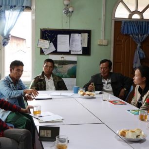 Farmáři Šanského státu, jejichž půda byla zabavena, na setkání se sociálními pracovníky