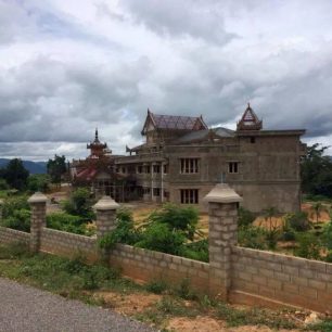 Nový hotel postavený na pozemcích patřících farmářům