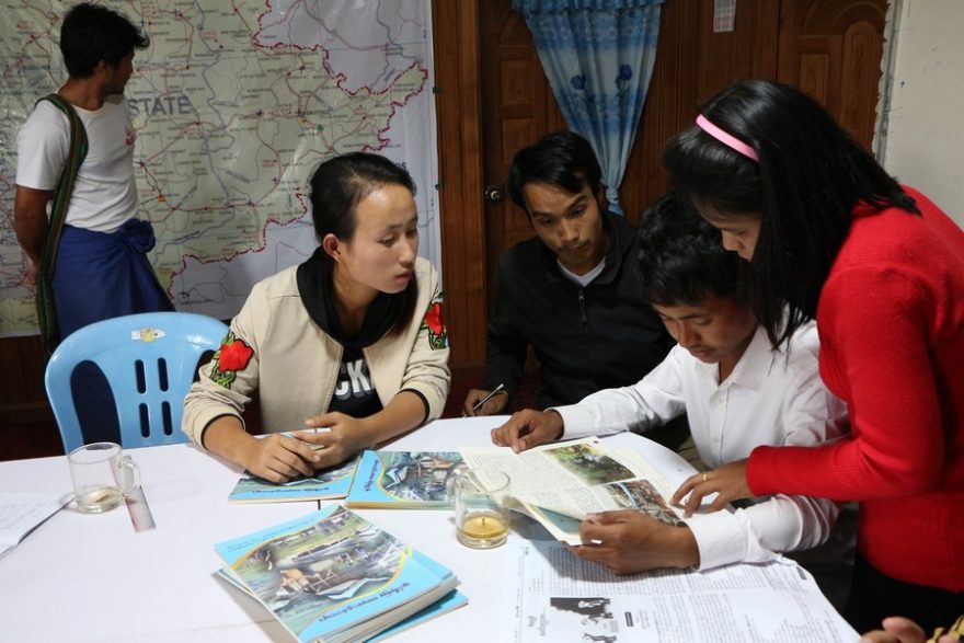 Aktivisté se zprávou o negativních dopadech nedávno postavených továren, které vysídlily místní obyvatele