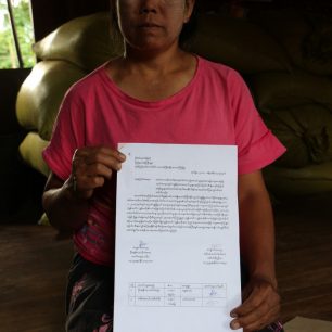 Zasažená farmářka z oblasti Souhtern Shan, která ztratila svou půdu. Pro samotnou ženu je situace ještě obtížnější