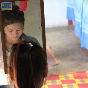 Zasažená farmářka z etnické skupiny Pa-O, která přišla o rodinnou půdu