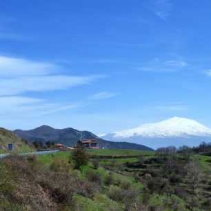 Výhledu na zasněžený kužel Etny dominuje scenerii u horské vesničky Floresta, Nebrodi