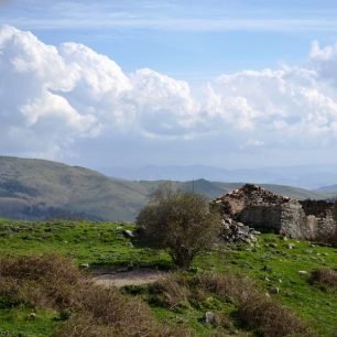 Při přechodu Nebrodi narazíte na řadu rozpadlých pasteveckých salaší a statků, Nebrodi