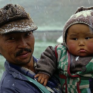 Kyrgyzstánští obyvatelé jurt v horách Ťan-šan