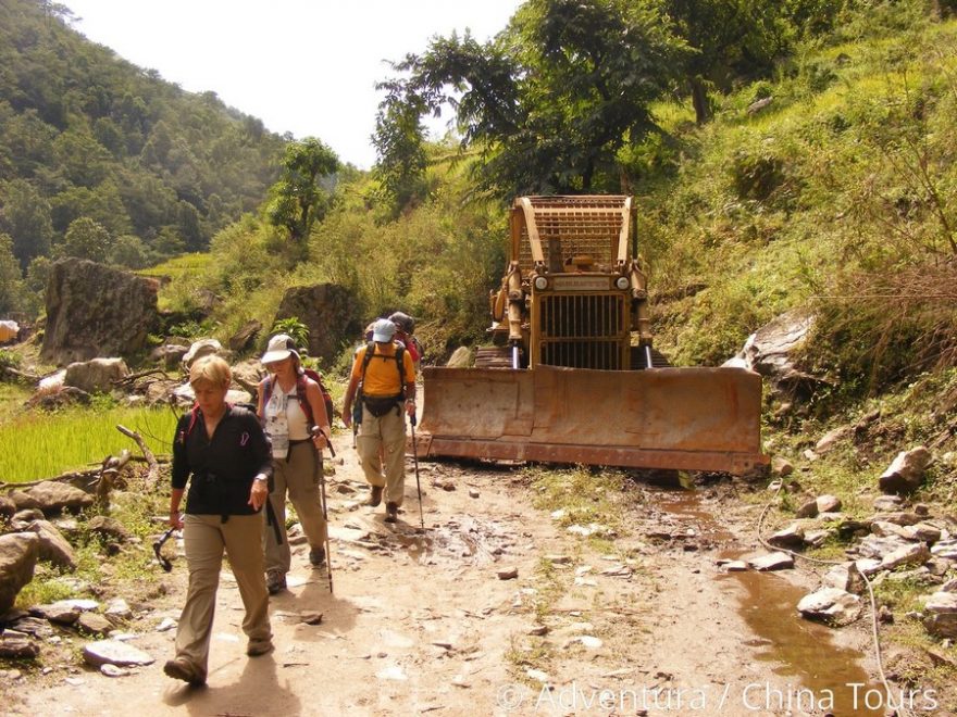 Stavba silnice v horách, Nepál