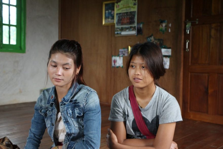 Ovlivněná mladá farmářka z etnické skupiny Pa-O (vlevo), která se jen sotva setká se svým otcem, který se stěhoval do Thajska, aby vydělal peníze