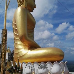 Socha, které se přciházejí klanět tisíce návštěvníků týdně