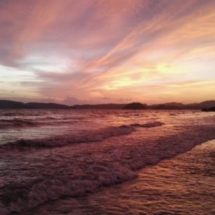 Západ slunce na pláži Ao Naang