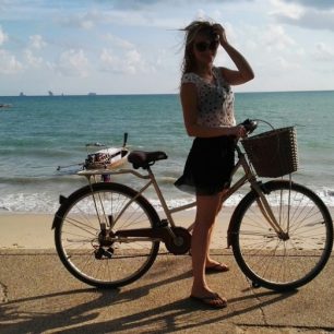 Na kole u pláže Ao Naang, tentokrát v "městském modu", pouze cesta na večeři v restauraci při moři...