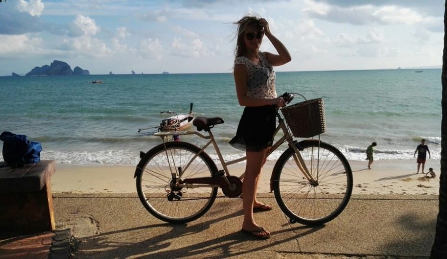 Na kole u pláže Ao Naang, tentokrát v "městském modu", pouze cesta na večeři v restauraci při moři...