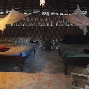 Tradiční nízkorozpočtové ubytování pro batůžkáře - bungalow pro dva páry, 30 dolarů za bungalow