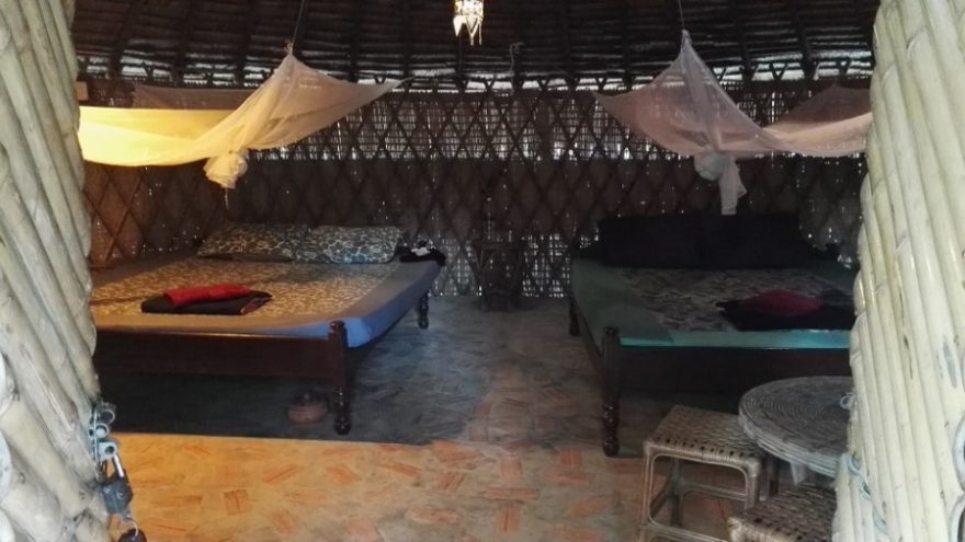 Tradiční nízkorozpočtové ubytování pro batůžkáře - bungalow pro dva páry, 30 dolarů za bungalow