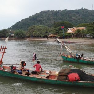 Rybáři na pláži ve městě Kep