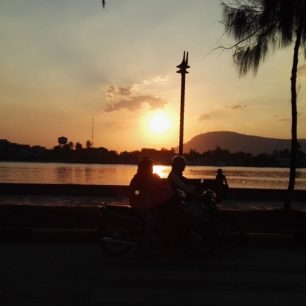 Západ slunce ve městě Kampot