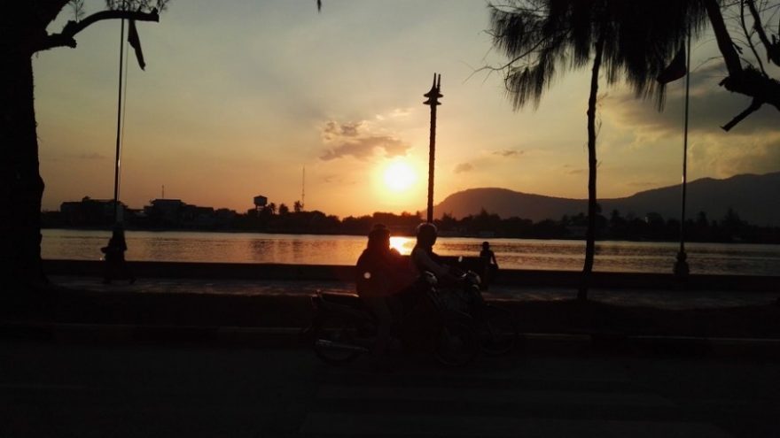 Západ slunce ve městě Kampot