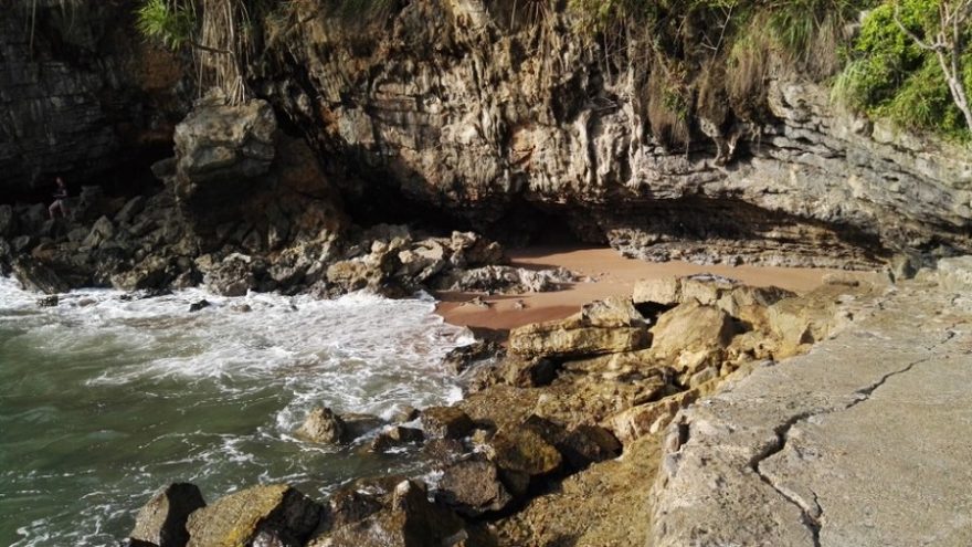 Výhoda jízdy na kole spočívá v tom, že se dostanete i na úzké cesty, kde se vám otevřou nečekané krásy