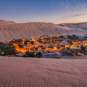 Duny jižního Peru, několik minut jízdy taxíkem od města Ica