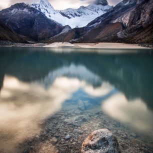 Jezero Parón s písčitými břehy a ostrými šestitisícovkami, jedno z nejhezčích panoramat v Peru