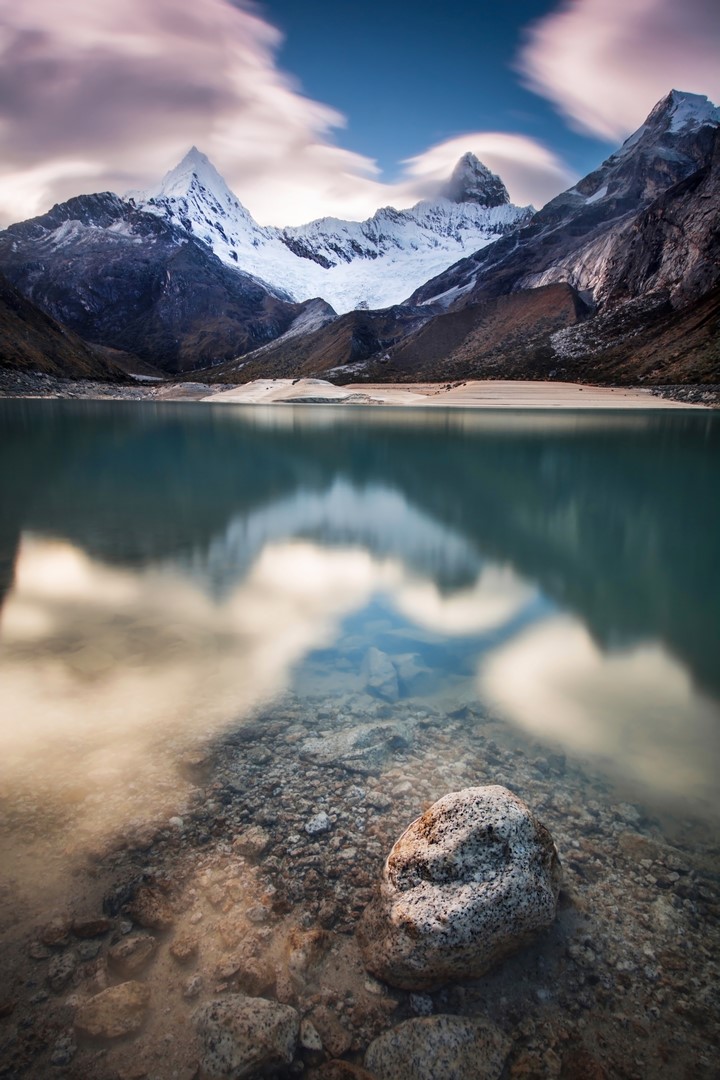Jezero Parón s písčitými břehy a ostrými šestitisícovkami, jedno z nejhezčích panoramat v Peru