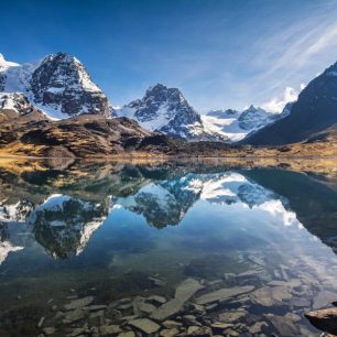Ranní výhled z tábořiště na masiv Condoriri v Bolívii