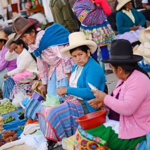 Peruánské indiánky na tržišti v Carázu