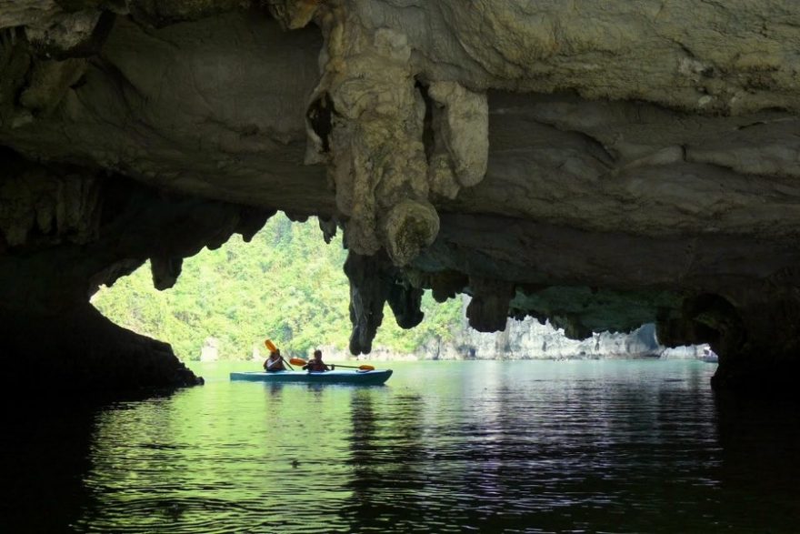 Kajaking v Ha Long Bay