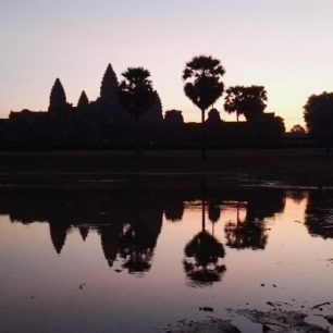  Východ slunce nad chrámem Angkor