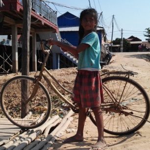 Při projíždění jednou z vesniček u Siem Reap mi místní holčička přivedla ukázat svoje kolo...