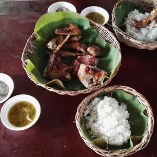 Kuře grilované u cesty a rýže - Khmerská kuchyně