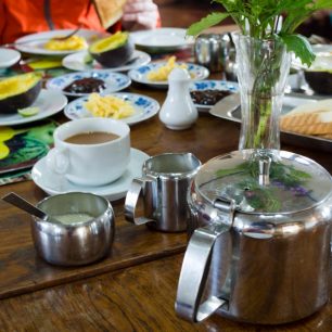 Snídaně se neobejde bez pravého anglického čaje s mlékem, Pyin Oo Lwin, Myanmar