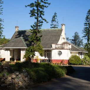 Kolem starých domů jsou stále opečovávané zahrady, Pyin Oo Lwin, Myanmar