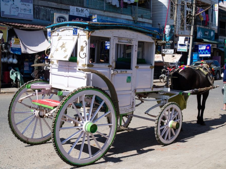 Staré drožky čekající na zákazníky, Pyin Oo Lwin, Myanmar