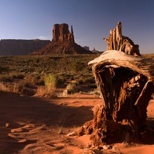 Fotogenická krajina Monument Valley charakteristická červenými pískovcovými útvary, Arizona