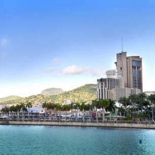 Zdejším obchodním a správním centrem je Port Louis – pulzující město a významný přístav, Mauricius