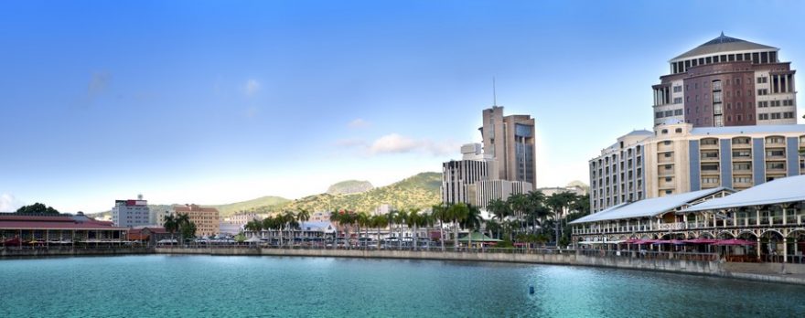 Zdejším obchodním a správním centrem je Port Louis – pulzující město a významný přístav, Mauricius