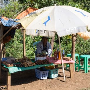 Na nástupišti před mostem čekají každý den prodejci se svými stánky, Gokteik, Myanmar