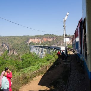 Přes most jede vlak krokem, přece jen je dílo staré více než sto let, Gokteik, Myanmar