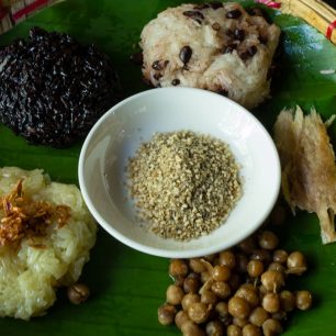 V kavárně si nezapomeňte objednat místní specialitu – různé druhy lepkavé rýže, Pyin Oo Lwin, Myanmar