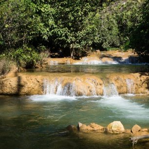 V jezírkách pod vodopádem se zchladíte v parném dni, Anisakan, Myanmar