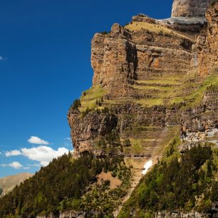 Krajina je úžasná, plná vysokých hor a skal