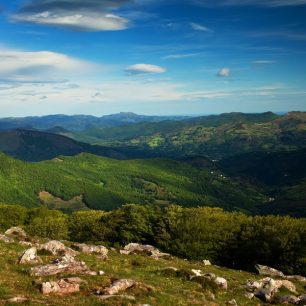 Kopečky v podhůří Pyrenejí jsou už v květnu zbarvené do sytě zelené