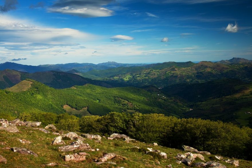 Kopečky v podhůří Pyrenejí jsou už v květnu zbarvené do sytě zelené