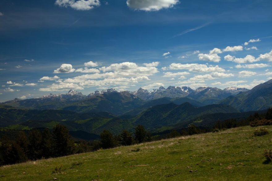 Kopečky v podhůří Pyrenejí jsou už v květnu zbarvené do sytě zelené