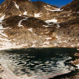Z vrcholu Comapedrosa (2944 m) máme nádherné výhledy na zamrzlé jezero