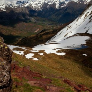Sestup po nepříjemném traverzu zasněženým sedlem k městečku Formigal, kde se rozhodujeme pro jižnější variantu GR15